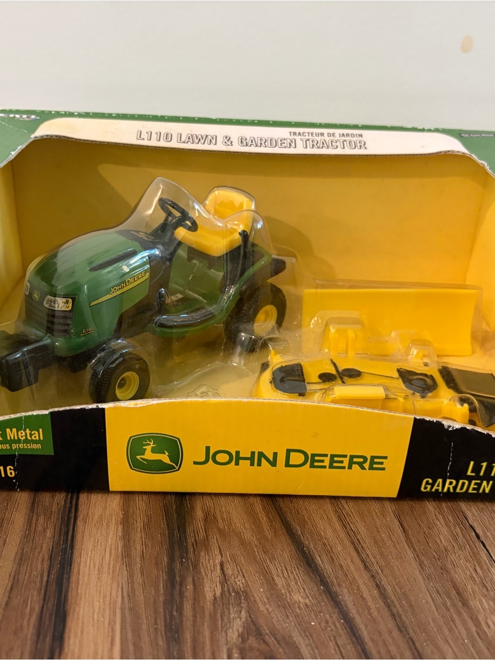 John Deere die cast - L110 Lawn and Garden Tractor - New in box